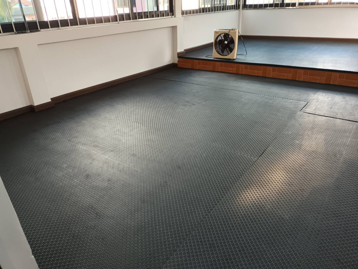 2 - https://mjrubbereva.com | Smart Rubber EVA จำหน่ายแผ่นยาง Eva ทุกชนิด แผ่นยาง Eva รองกันกระแทก รองออกกำลังกาย เครื่องออกกำลังกาย รองพื้น วัวและปศุสัตว์ มีทั้งแบบเรียบและลาย จัดส่งขนส่งทั่วประเทศ